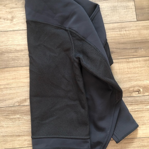 Lululemon The Spaces In-Between Bomber -Black- size 12 - Picture 5 of 6
